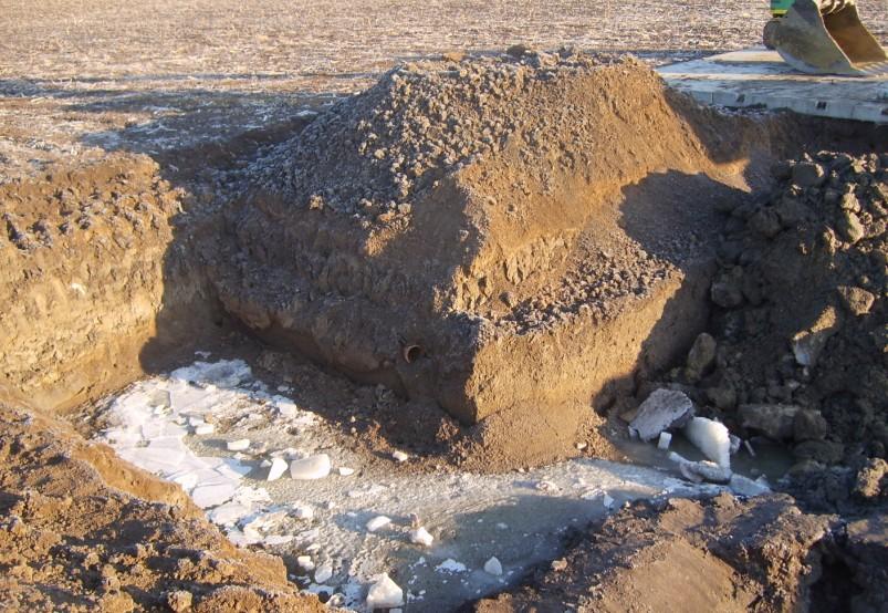 a vyčistí se prostor od náletových křovin. Připraví se mezideponie pro dočasné uložení nekontaminovaných zemin. Vytýčí se výsledek geologického předprůzkumu, např. umístění mělkých vrtů [33].