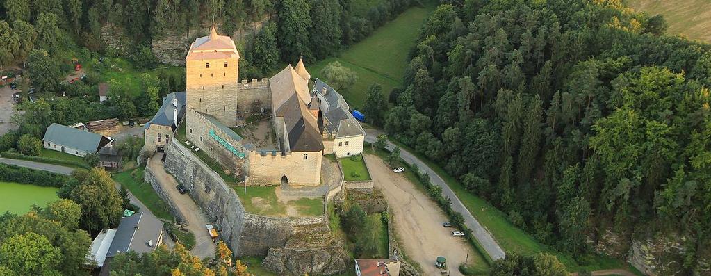 KOST Obr. 8-18. Hrad Kost (Foto: Zdeněk Fiedler, CC BY-SA 3.0). Půda hradu, hrad je postaven na vyvýšené plošině, v údolí několik rybníků. Konkrétně se jedná o půdu tzv.