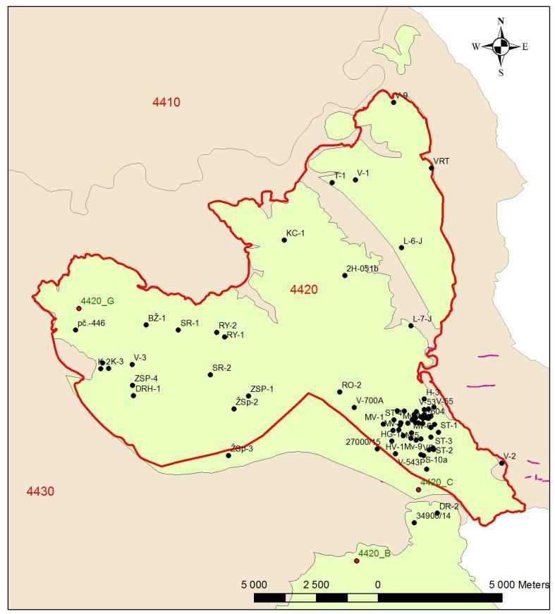 Obr. 4-4. Mapa rozsahu kvádrových křemenných pískovců kolektoru D v rajonu 4420. Kontury rajonu(červený polygon) sledují povrchové výchozy kvádrových pískovců.