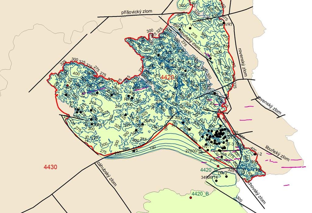 Obr. 4-11. Izoliniová mapa povrchu pískovců kolektoru D v rajonu 4420 s vyznačením hlavních zlomů (černé linie) a žil neovulkanitů (fialové linie).