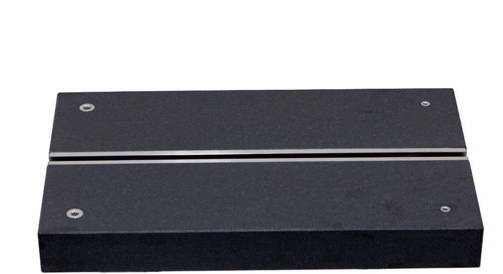 Stojany a granit Stands and granite 8 Přesné granitové desky jsou vyráběny z černého granitu a jsou broušeny dle normy DIN 876. Rozměry dodávaných desek jsou od 250 250 až do rozměrů 3000 3000.