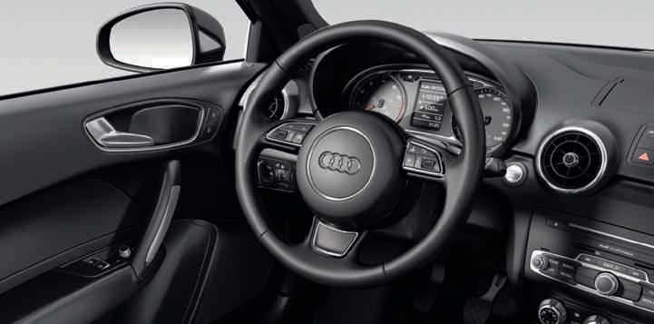 Audi A1 design v černé Mythos se střešním obloukem, vnějšími zpětnými zrcátky a zadním spoilerem v šedé Daytona s perleťovým efektem Kola hliníková litá, v