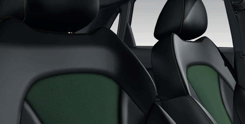 tkanině Spirit Bočnice sedadel a střední část opěrek hlavy v černé kůži s rákosově zelenými kontrastními švy Designové prvky na sedadlech z tkaniny Uni v antracitové