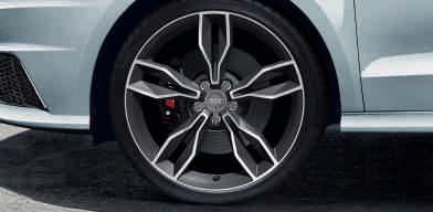 lesklé barvě velikost 7,5 J x 17 s pneumatikami 215/40 R 17¹ Kola hliníková litá, v 5paprskovém V-designu velikost 7,5 J x 17 s pneumatikami 215/40 R 17¹ Kola Audi Sport hliníková litá, v