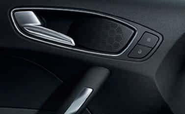 mřížky chladiče Audi Singleframe, předního nárazníku a ozdobných lišt bočních oken; u S1/S1 Sportback vložka difuzoru vzadu v matné černé barvě; provedení se liší podle modelu a vybavení Rozšířené