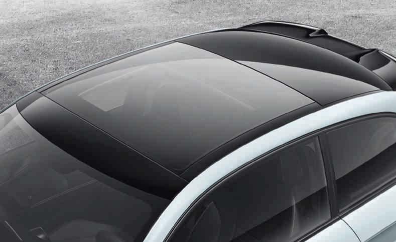 tónovaného skla a s manuálně ovládanou sluneční roletkou, komfortní zavírání/otevírání zvenčí klíčem vozidla; vytváří příjemný prosvětlený vnitřní