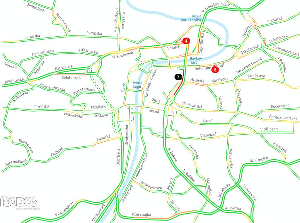 Snímek obrazovky zachycuje silniční schéma Prahy během odpolední špičky pracovního dne. Na schematu jsou barevně vyznačeny stupně dopravy.