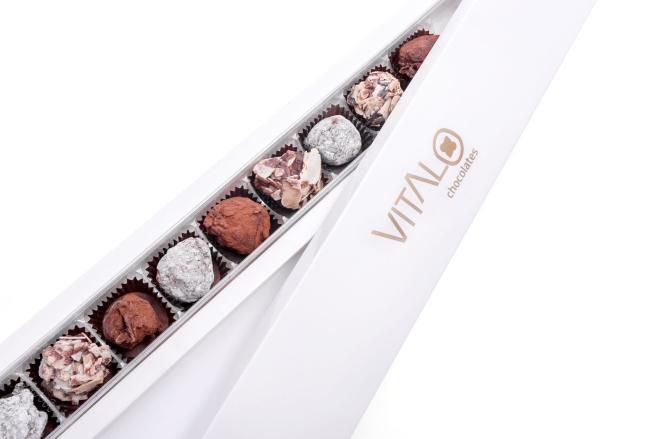Luxusní balení čokoládových lanýžů se třemi druhy Balení 14 kusů ručně vyráběných lanýžů z čokolády
