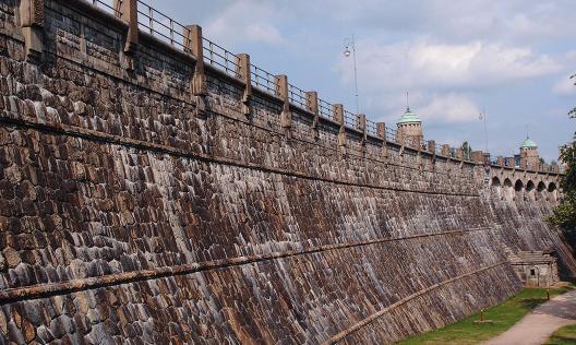 Hrubě až středně zrnitá biotitická žula obsahuje velké vyrostlice růžového ortoklasu (draselného živce), který zaujímá až polovinu objemu horniny a dosahuje rozměrů až 3 x 2 cm.