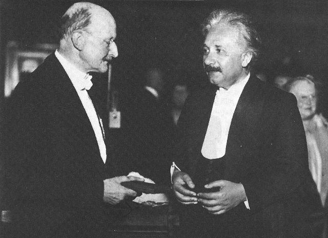 Einstein vycházel z Planckovy kvantové hypotézy a z představy, že elektromagnetická vlna o frekvenci f a vlnové délce λ se chová jako soubor částic - světelných kvant, z nichž každá má svou energii a
