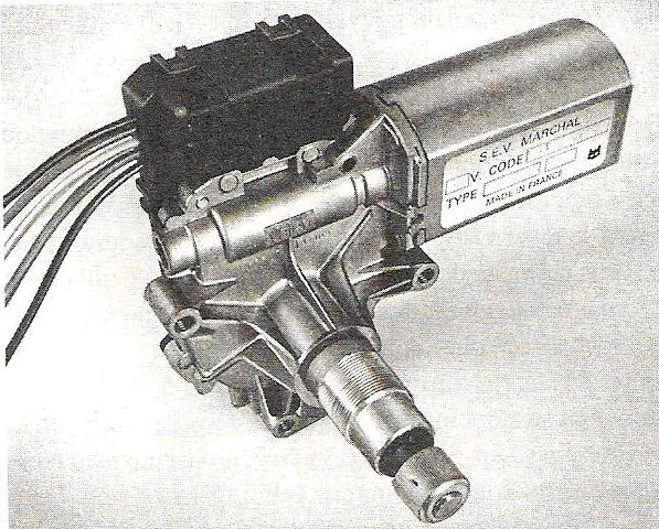 22 Zajímavým řešením je použití reverzačního elektromotorku a využití řídící elektroniky ke změně jeho polarity a tím i směru otáčení v průběhu činnosti stírací soupravy.