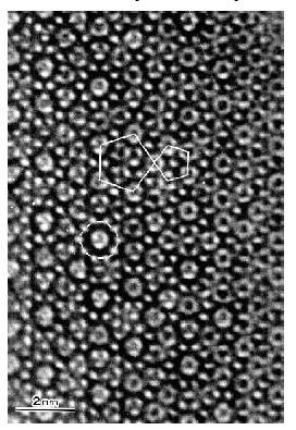 Kvazikrystaly v roce 1984 byl zveřejněn objev, že slitina Al(86%) Mn(14%) vykazuje při difrakci elektronů zvláštní obrazec difrakční obrazec
