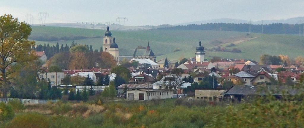 pohľad P5 detail chráneného diaľkového pohľadu od cesty na Dobrú Vôľu v pohľade sú okrem rušivej budovy internátu špec.