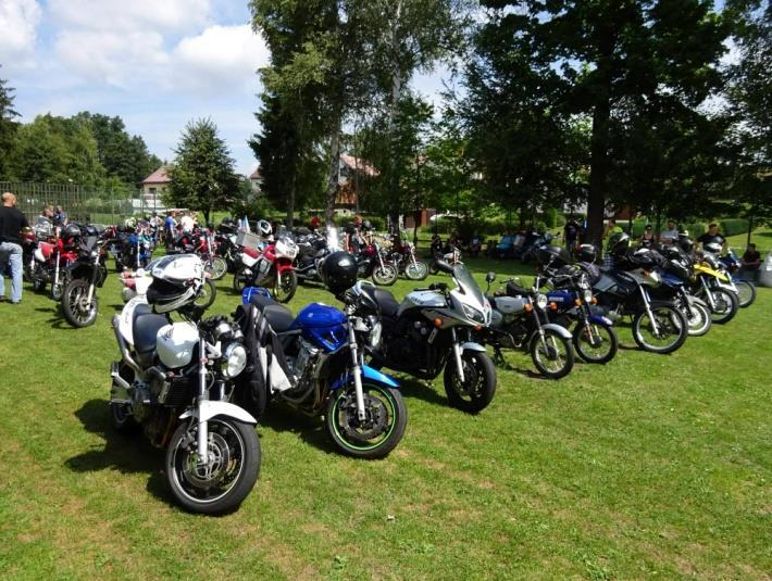 Opět přijeli "profíci" HZS z Poličky a předvedli vyproštění motorkáře, který po čelním střetu s vozidlem zůstal zaklíněný v čelním skle.