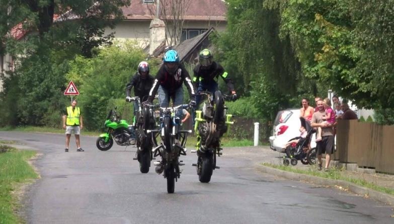 Během odpoledne probíhaly soutěže, samozřejmě nechyběla oblíbená kupka sena :-). Také jsme viděli dvě dětská taneční vystoupení.