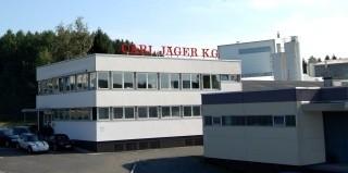 7 SKG GmbH SKG GmbH (Surmann & Klück Glasuren GmbH) byla založena v roce 1984. Cílem firmy je vyrábět,,netoxické tzv. bezolovnaté glazury.