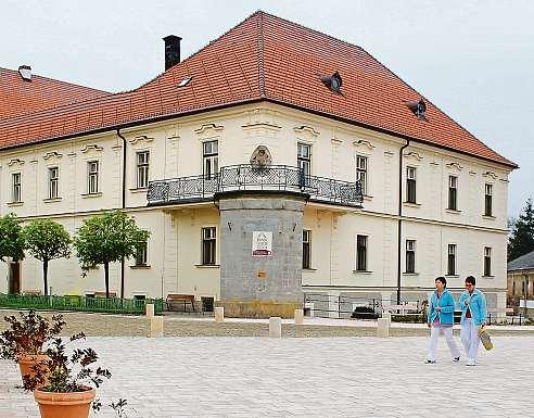 Trutnovsko 16. listopadu 2018 3 Bývalýklášterní areál doplnilonové náměstí Vareálu Domova sv. Josefa ve Dvoře Králové nad Labem vzniklo veřejné prostranství pro setkávání zdravých anemocných lidí.
