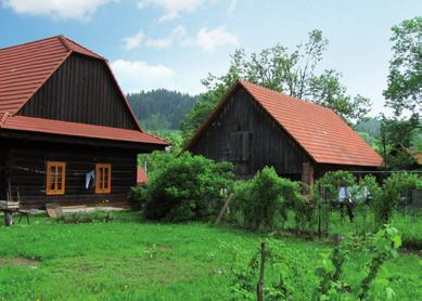 Jde o významný doklad původní lidové roubené architektury lokální formy valašského domu, která se nezastupitelným způsobem uplatňuje v panoramatu obce. Obytné roubené stavení a stodola v Karolince.