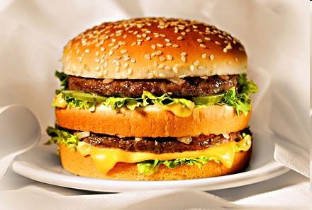 BigMac Index Publikován časopisem The Economist Neformální způsob vyjádření parity kupní síly Výchozí předpoklad: zákon jediné ceny Cena BigMacu by měla