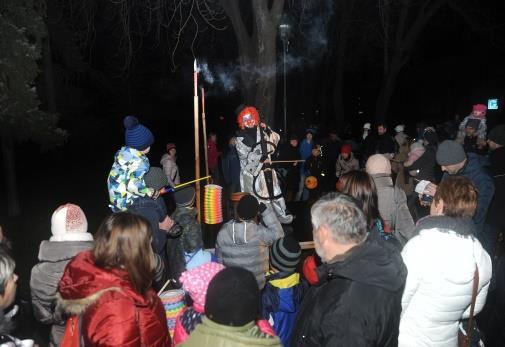 Lampionový průvod Jako každý rok připravilo Slezské divadlo listopadový Lampionový průvod, kde zaměstnanci opět vystoupili jako pohádkové postavy Baba Jaga, strašidla a další postavy.