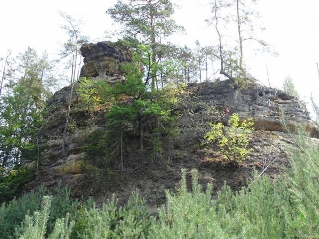 LOKALITY NA TRASE 1/ Hradčany (50 37'05'', 14 42'24'') Vesnice Hradčany (německy Kummer odtud název Kumerské pohoří) vznikla v roce 1711 především díky rozvoji dřevo-zpracujícího průmyslu v kraji.