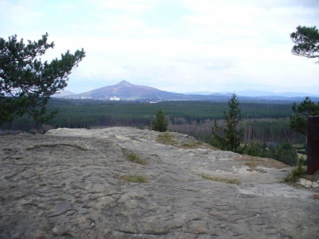 Na této trase se z Hradčan vydáme po zelené turistické značce směrem na západ ke 13 km vzdálenému Provodínu. Mapy.