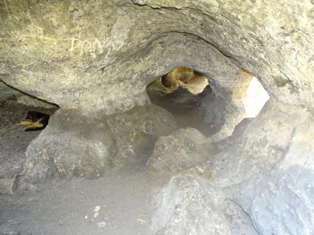 4/ jeskyně Psí kostel (50 37'39'', 14 39'48'') Jeskyně se vyvinula ve vložce vápnitého pískovce selektivním rozpouštěním karbonátového tmelu.