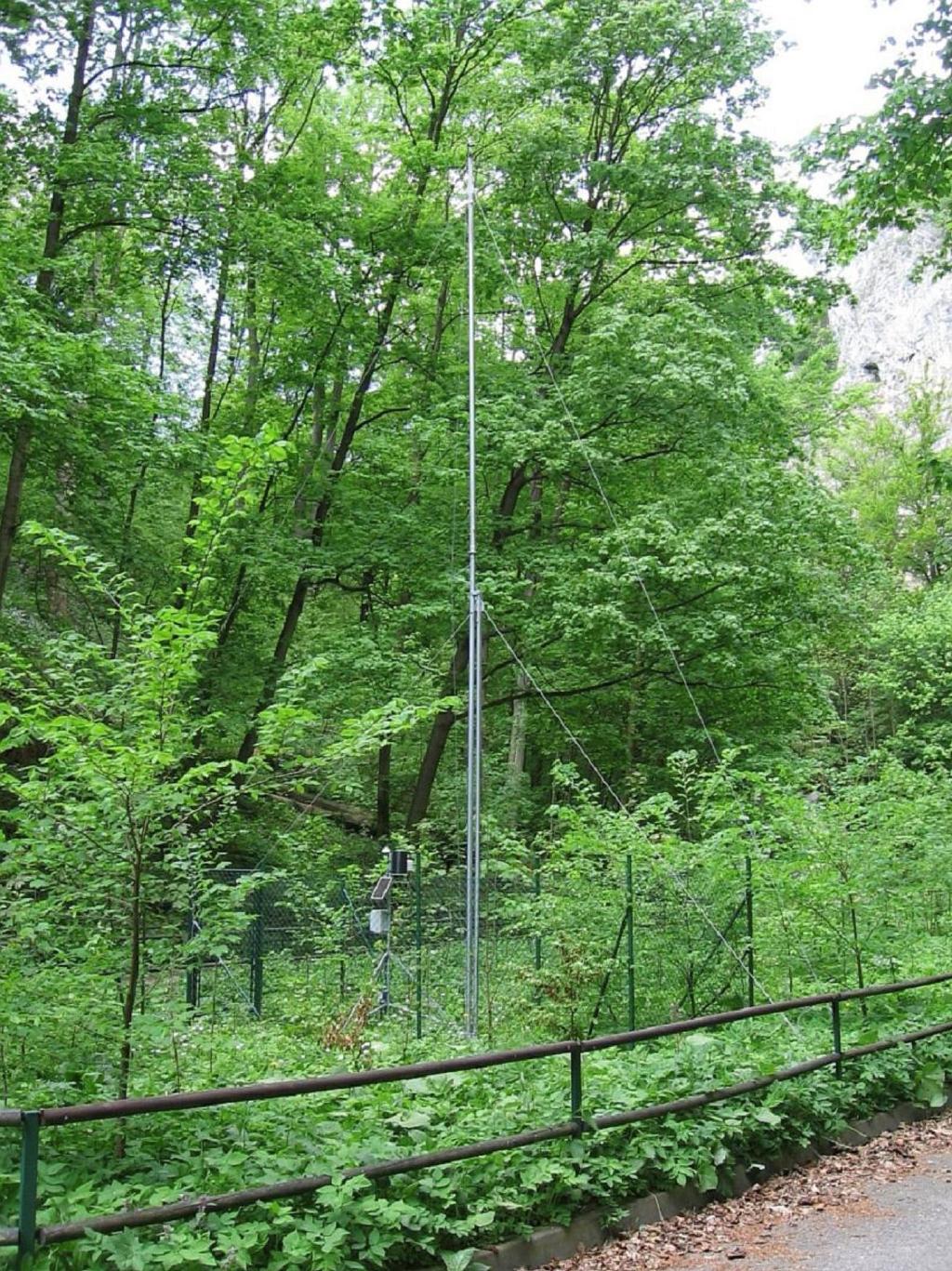Zařízení klimatologické stanice obsahuje standardní 10 m vysoký stožár, který je určen k měření rychlosti a směru větru.
