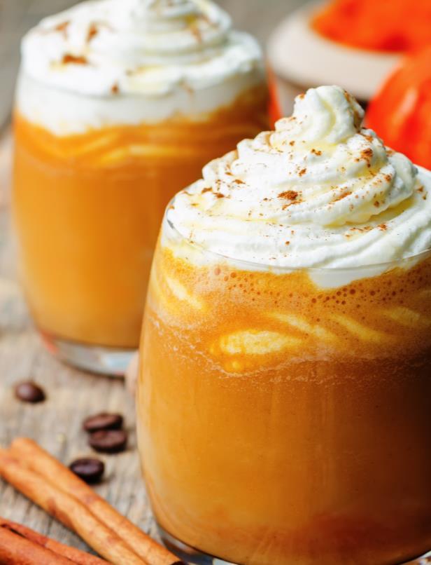 Domácí pumpkin spice latté V sychravém počasí vás nic nezahřeje lépe než teplý kořeněný nápoj s příchutí dýně. Připravte si vlastní pumpkin spice latte a vychutnejte si ho třeba při večerním čtení.