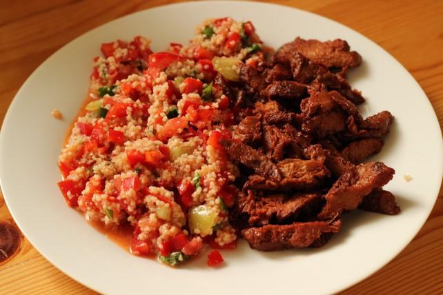 Kuskusový studený šalát so seitanom špeciál (vegán) 1 balenie seitanu špeciál korenie tandoori masala 1 lyžicu medu (podľa chuti) himalájsku soľ kokosový olej Seitan špeciál nakrájame na tenké
