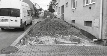 Přestože naši pracovníci objíždí a uklízí tato místa několikrát týdně, stává se, že obaly u kontejnerů nevydrží a nepořádek je na světě.