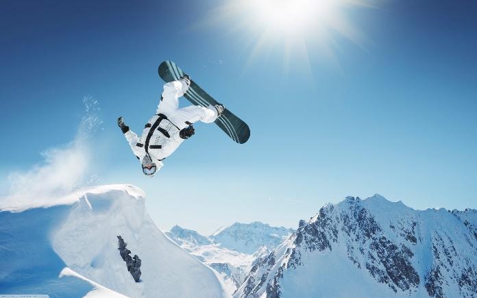 SPORT - SNOWBOARDING Snowboarding je zimní sport podobný surfingu. První pokus o surfování byl v USA již v roce 1920. Pro snowboarding je zlomový rok 1965.