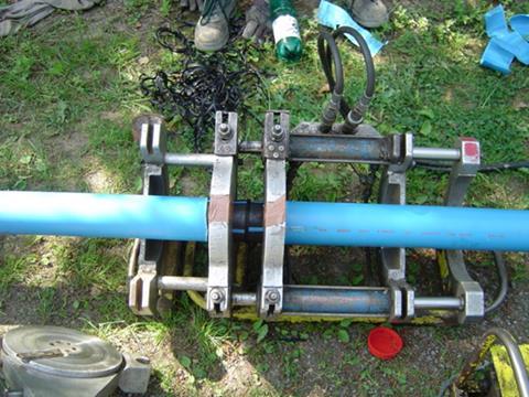 4. Stlačení potrubí Stlačování potrubí k zastavení průtoku média se v současné době při použití polyetylenových potrubních systémů používá často.