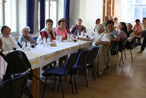 Seniorky a senioři se při občerstvení bavili až do večera. Přejeme všem v Senior klubu, ať se jim stále daří a těšíme se na další uspořádanou akci.