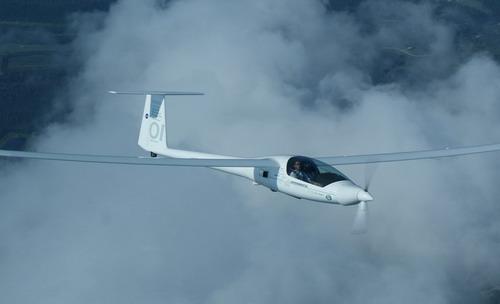 3. Hybridní pohon v letectví 3.2. Eco Eagle Tento dvoumístný motorový kluzák modifikovaný americkou leteckou univerzitou Embry-Riddle vychází z letounu Stemme S10.