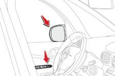 Zpětná zrcátka Vnější zpětná zrcátka Sklápění Komfort F Zvenku zamkněte vozidlo pomocí dálkového ovladače nebo klíče, F Zevnitř při zapnutém zapalování přitáhněte ovladač A ve středové poloze směrem