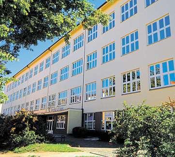 Součástí centra je také specializovaná učebna scnc dřevoobráběcím strojem apřednášková aulapro padesát posluchačů s interaktivními pomůckami.