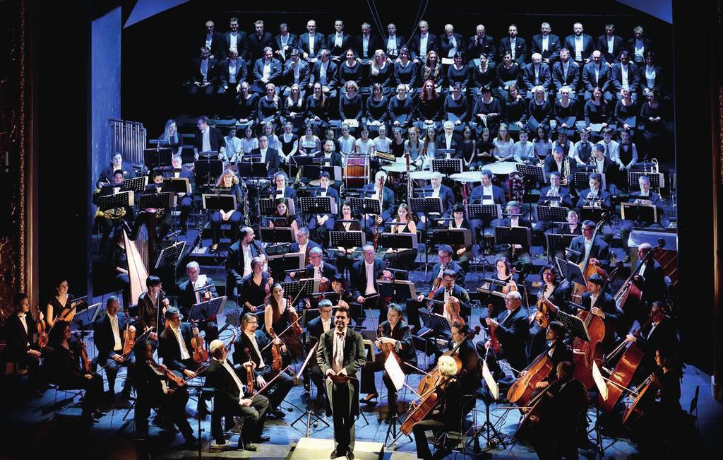 Hudební ředitel opery NDM dirigent Jakub Klecker s orchestrem a