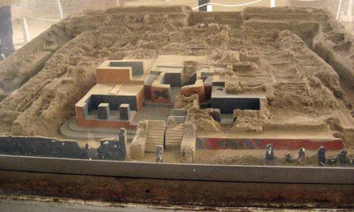 Obrázek 4: Maketa chrámu v Sechínu Zdroj: Museo Sechín Zajímavá je i nedaleko ležící pevnost Chanquillo, která zřejmě pochází z období 2.500-2.300 př. Kr.