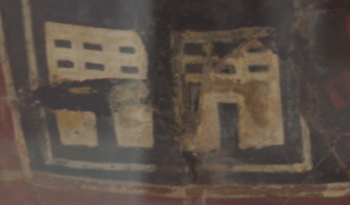 Obrázek 12, 13: Vyobrazení obytných budov na nádobách, Pohled na obytnou strukturu současného Pachacamacu Zdroj: Museo Pachacamac, vlastní foto 2. 9. 2016 Město bylo obehnáno hradbou.