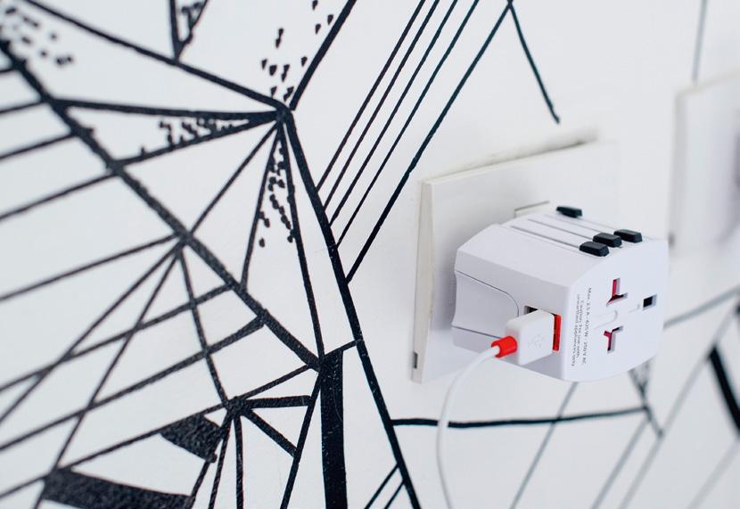1 2 MUV USB Tento všestranný a vzhledově atraktivní adaptér je nezbytný pro cestování po celém světě.