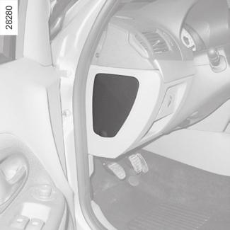 poistky (1/3) A 1 2 Poistková skrinka 1 Pri výpadku niektorého elektrického zariadenia najskôr skontrolujte stav poistiek. Nadvihnite kryt A pomocou rukoväte 1.