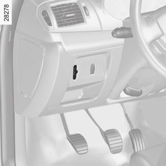 ELEKTRICKÉ NASTAVOVANIE DOSVITU SVETLOMETOV Príklady polohy nastavovania ovládača A v závislosti od zaťaženia Vodič sám alebo s cestujúcim vpredu 0 A Vodič s cestujúcim vpredu a jeden cestujúci vzadu