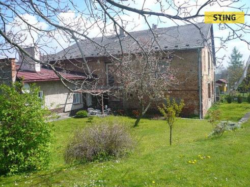 Cena [Kč] Užitná plocha [m 2 ] Jedn. cena Kč/m 2 Celkový koef. K C Upravená j. cena [Kč/m 2 ] 875 000 120,00 7 292 0,90 6 563 Název: 4 Lokalita: Liptaň, okres Bruntál Popis: Rodinný dům 5+1 v Liptáni.