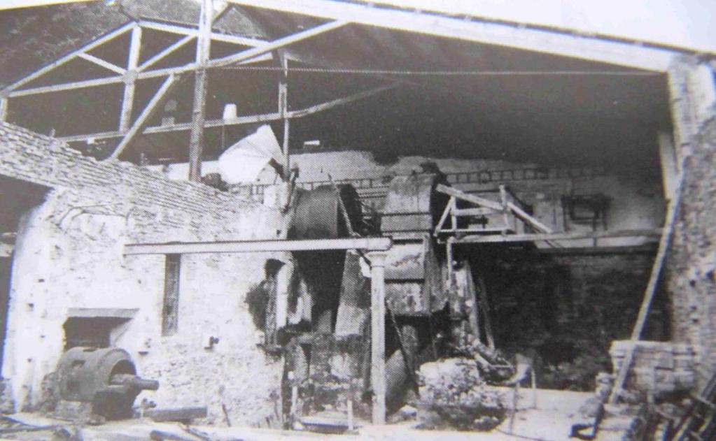 penzionu Horník (nátlaku odolal mlýn Winkalmühle, rodina Börner). Voda byla vedena ocelovým převáţně povrchovým potrubím se spádem 42,5 m (Francisova turbína o výkonu 250 HP).