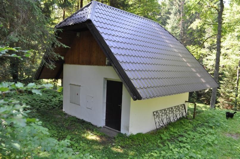 zařízením nad původním zchátralým objektem továrny a vyuţívá