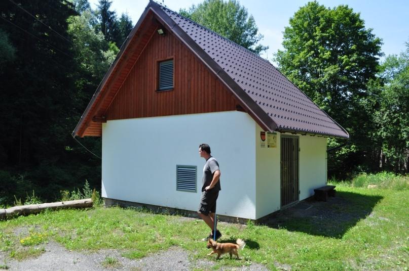 Byl to povrchový kanál kopírující spádem terén pod ţelezniční tratí a překonávající mělká údolí akvadukty.