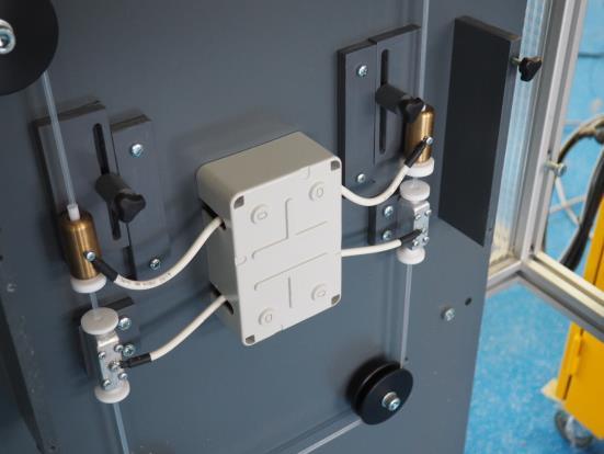 The electrical connection between these two chambers is done by capacitive coupling.