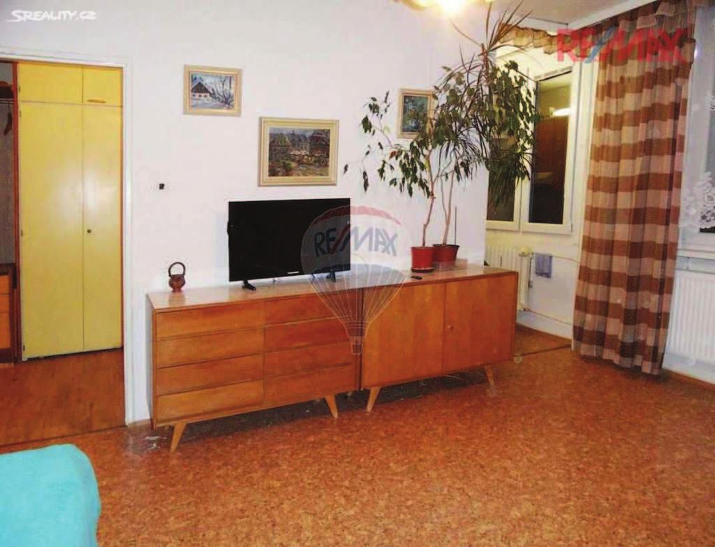 Odpad: Ve ejná kanalizace Elekt ina: 230V Výtah: Ano Popis: Byt 1+kk o celkové podlahové ploše 25,34 m2. K bytu náleží lodžie p ístupná z chodby domu.