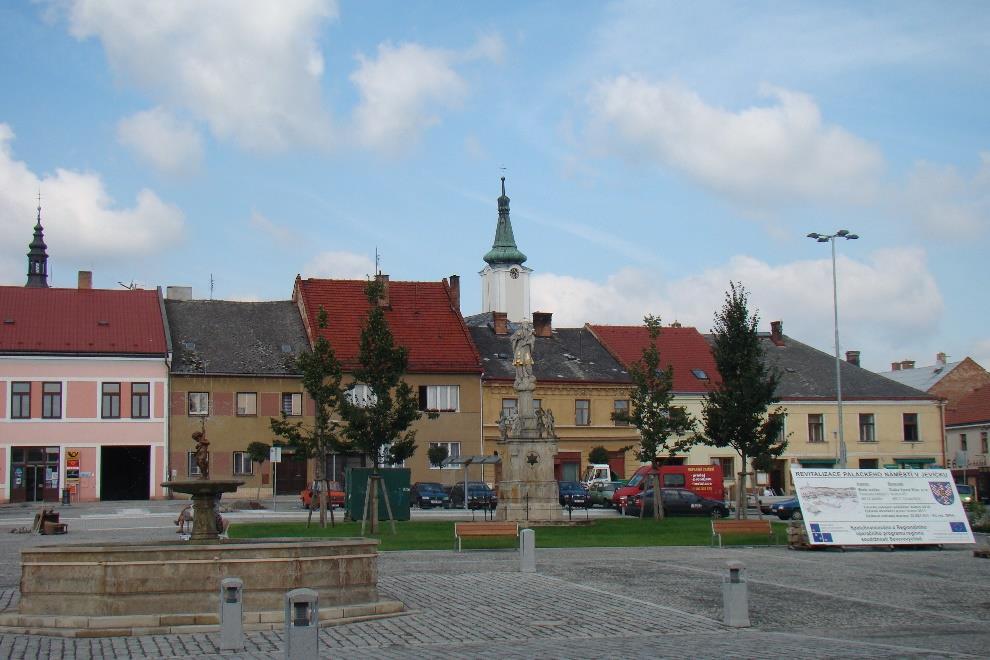 ~ 64 ~ Popis projektu (dle projektové žádosti): Město Jevíčko se potýká s nevyhovujícím stavem veřejných prostranství v centrální části města, zejména na Palackého náměstí.